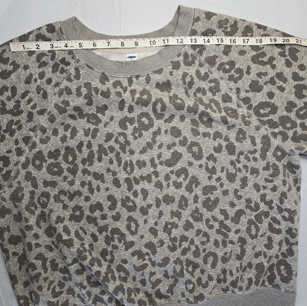 Old Navy Sweatshirt Gray Fleece Snow Leopard Long Sleeve Fleece Pullover XL - Picture 9 of 13